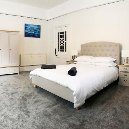 Summer Breeze. 3-Bed Apartment Close To The Beach ボーンマス エクステリア 写真