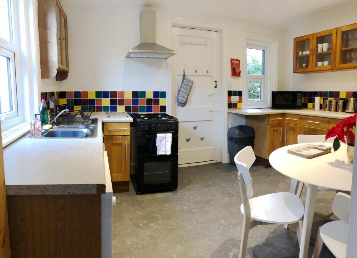 Summer Breeze. 3-Bed Apartment Close To The Beach ボーンマス エクステリア 写真
