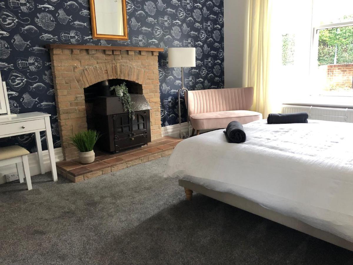 Summer Breeze. 3-Bed Apartment Close To The Beach ボーンマス エクステリア 写真