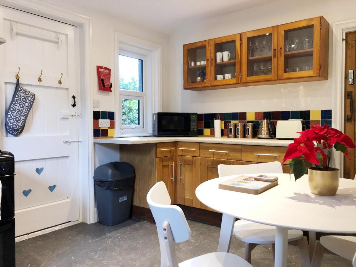 Summer Breeze. 3-Bed Apartment Close To The Beach ボーンマス エクステリア 写真