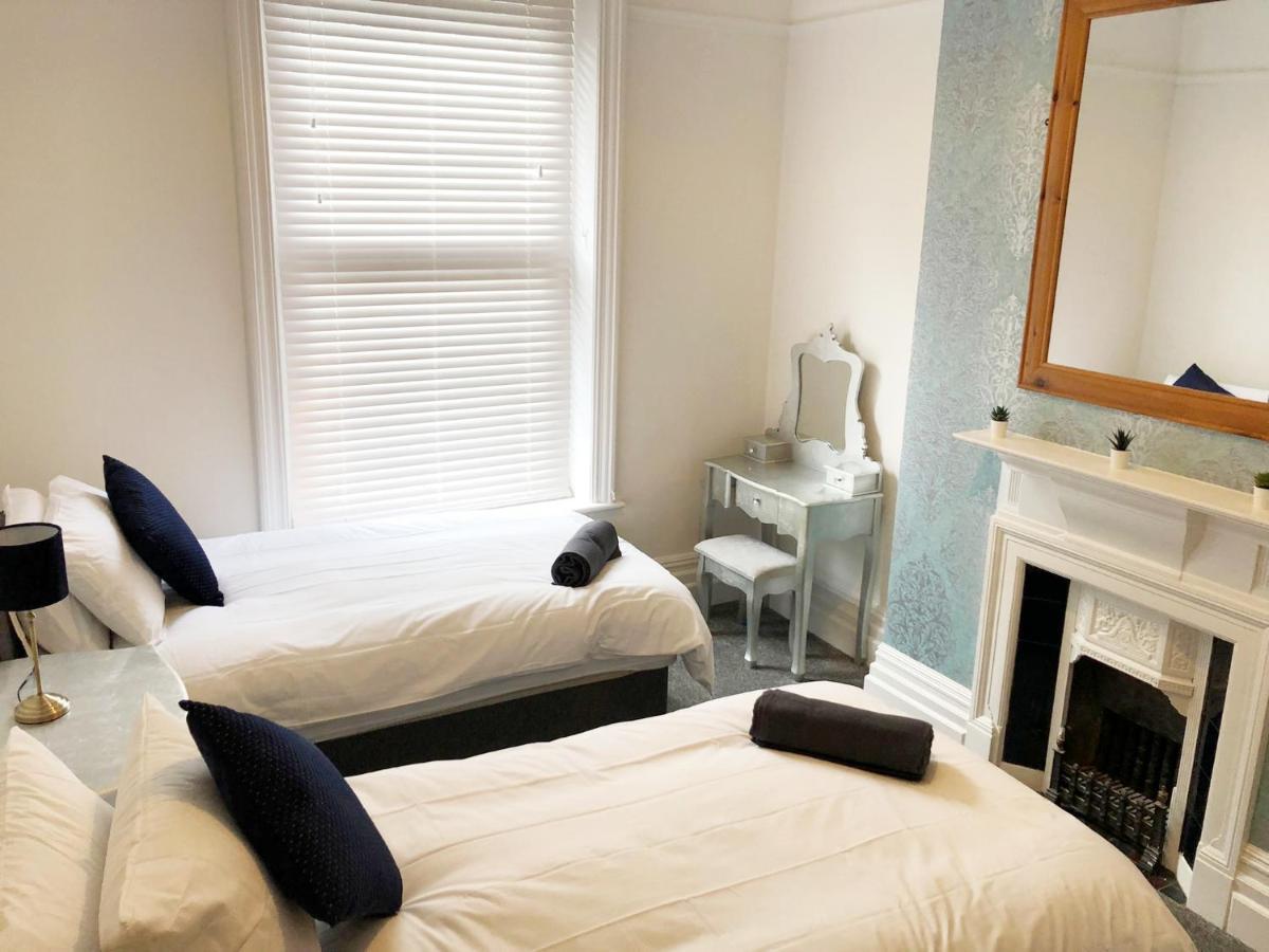 Summer Breeze. 3-Bed Apartment Close To The Beach ボーンマス エクステリア 写真