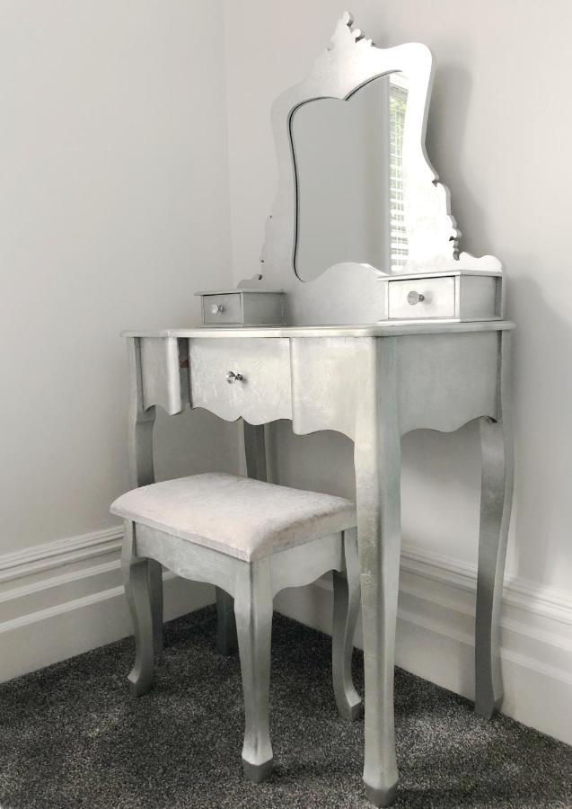 Summer Breeze. 3-Bed Apartment Close To The Beach ボーンマス エクステリア 写真
